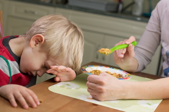 4 lucruri pe care să nu i le spui niciodată copilului, în timpul mesei