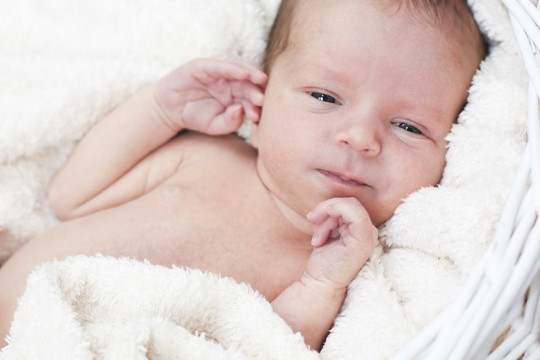 3 motive pentru care bebelușul doarme cu ochii deschiși