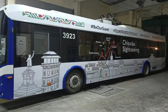Mâine copiii vor putea călători gratuit cu troleibuzul turistic în capitală: Orarul excursiilor