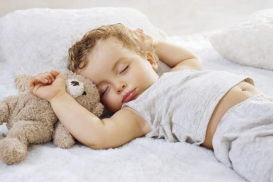 Vrei ca al tău copil să doarmă în patul lui? 3 strategii eficiente
