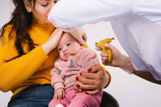 Când îi putem pune cercei bebelușului? Pediatrul ne răspunde