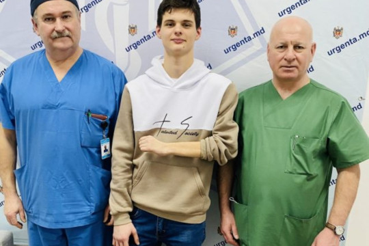 Medici din R. Moldova au reușit să replanteze mâna stângă, cu recuperarea  a 90% din funcții și a sensibilității, unui tânăr în vârstă de 18 ani