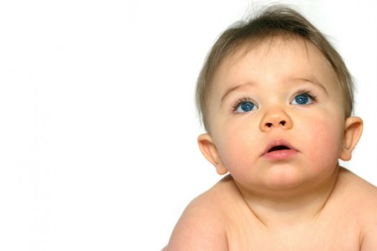 Bebeluşii cu autism gânguresc diferit faţă de cei sănătoşi