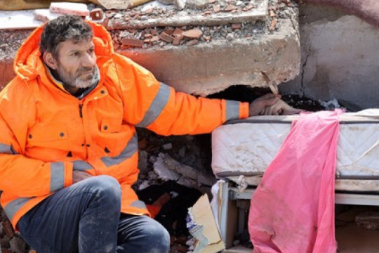 Imagini dureroase. Un tată îşi ţine de mână fiica moartă, prinsă sub dărâmături, după cutremurele din Turcia