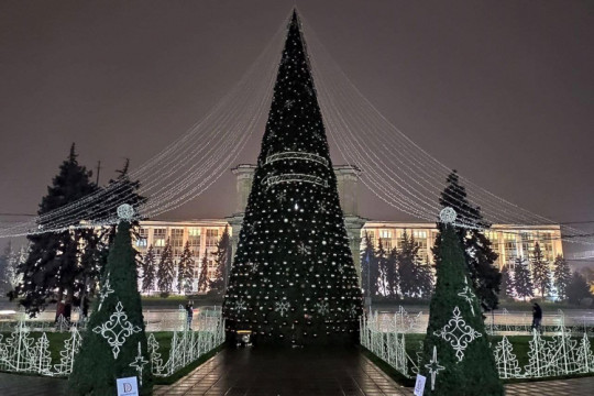 Târg de Crăciun în Piața Marii Adunări Naționale