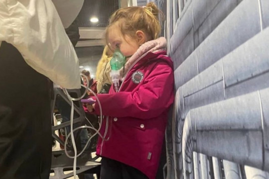 Imaginea virală cu o fetiță care și-a conectat inhalatorul la generatorul unei benzinării din Ucraina