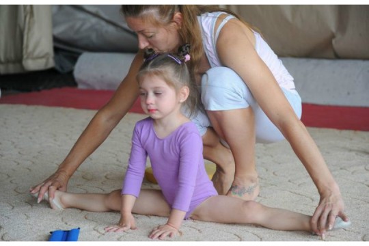 10 exerciții contraindicate fetelor în copilărie