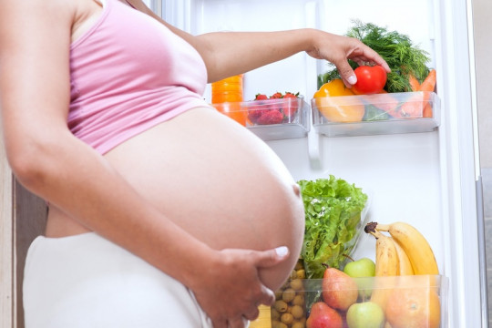 Ești însărcinată în timpul verii? Iată cele 5 alimente care nu trebuie să-ți lipsească din dietă