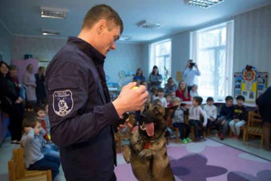 (FOTO) Câinele polițist de frontieră, în vizită la o grădiniță din capitală. Vedeți a cui a fost inițiativa!