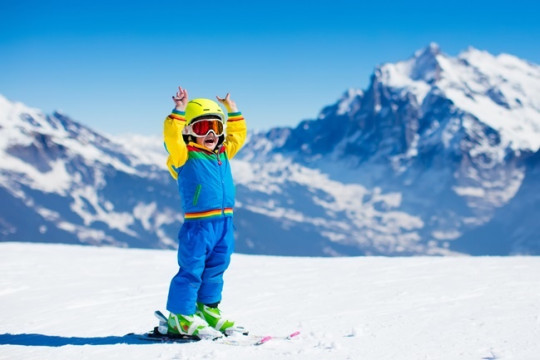 De ce să îți duci copilul la schi. 6 cele mai bune argumente. Bonus: vârsta optimă pentru începerea lecțiilor de schi