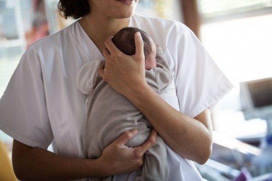Maternitate obligată să achite despăgubiri pentru încurcarea nou-născuților
