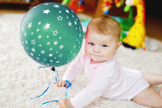 Baloanele – cele mai creative jocuri pentru bebeluși și nu numai, care promit să ajute la dezvoltarea lor