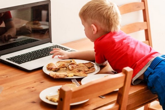 De ce nu e bine să-ți hrănești copilul cu un ecran în față? Medicul răspunde!
