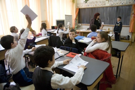 Lipsa elevilor în clasele liceale conduce la reorganizarea a două licee din municipiul Chișinău