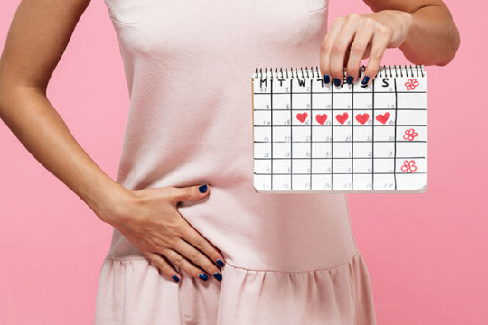 De ce adaugi în greutate când ești la menstruație?