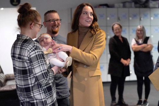 Reacția prințului William când a văzut-o pe Kate Middleton că ia în brațe un bebeluș