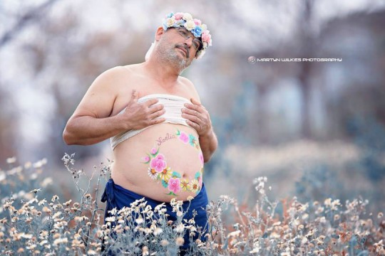 Un bărbat cu burta plină cu bere a parodiat ședințele foto cu gravide