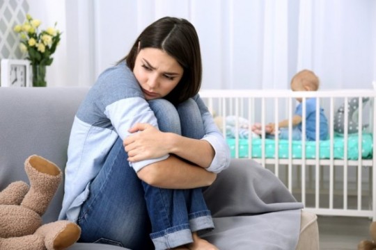 Psiholog: Depresia postpartum inițial se poate manifesta ca tristețe, neliniște și  anxietate în primele zile după naștere