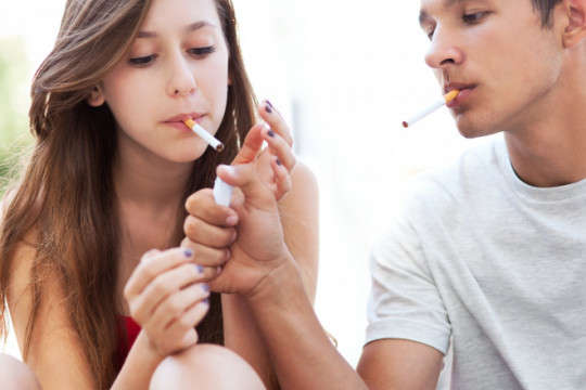 Adolescentul tău fumează? Ce ar trebui să faci, ca părinte
