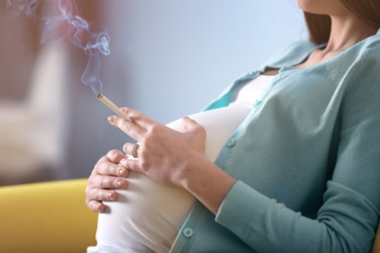 Fumatul în sarcină. Elena a născut un copil mort la 28 de săptămâni