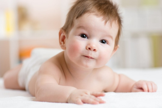 Totul despre bebe la 4 luni de viață: dezvoltare, alimentație, personalitate, stimulare, cumpărături