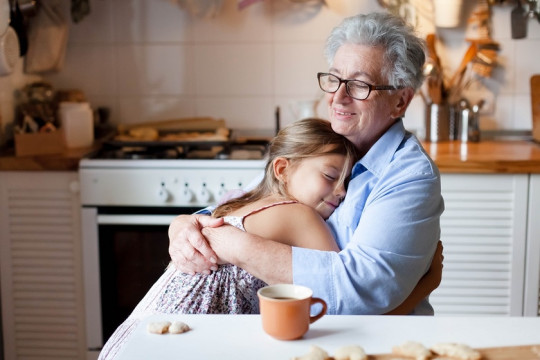 Copiii preferă să le ceară sfaturi bunicilor decât părinților. Află de ce