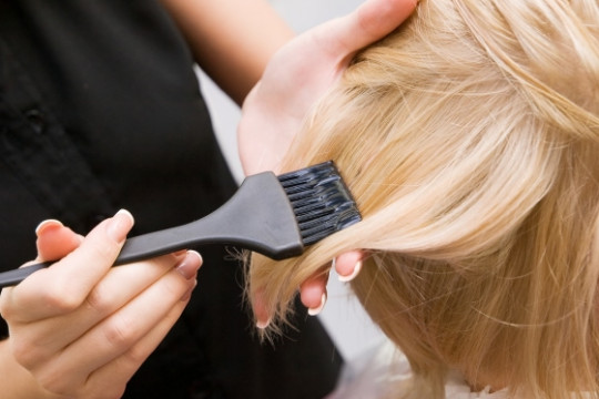 Vopseaua de păr poate crește riscul de cancer?