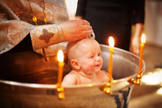Care 99 de cumetri? Un preot și-a luat 150 de nași la botezul celui de-al 10-lea copil!