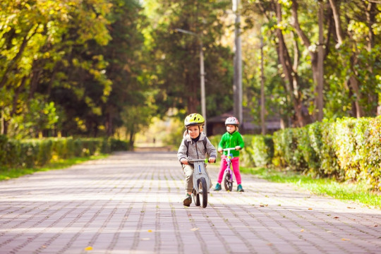 Siguranța copilului: AAP actualizează recomandările privind folosirea căștilor pentru plimbările cu bicicleta