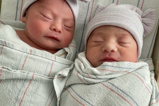 Medicii de la Cărpineni au asistat nașterea a doi băieței gemeni. Copiii s-au născut în ambulanță în drum spre spital