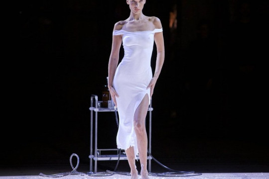 Prima rochie lichidă din lume, purtată de Bella Hadid la Paris