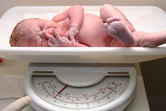Greutatea la naștere a bebelușului ar putea detecta riscul de probleme psihologice, conform unui nou studiu