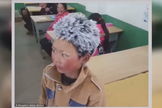 (Video) Băiețelul care a ajuns cu părul înghețat la școală