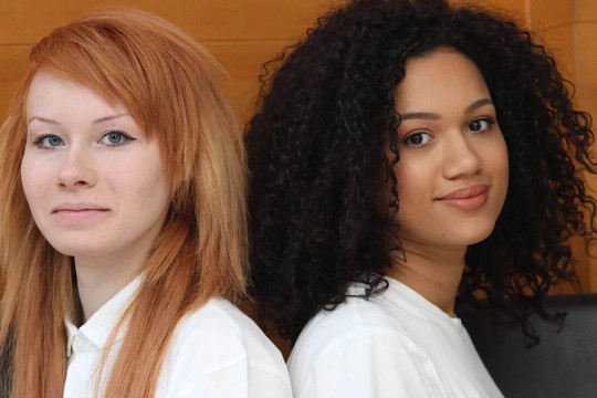 „Nimeni nu crede că suntem surori gemene. Arătăm atât de diferit! ” Medicii explică de ce