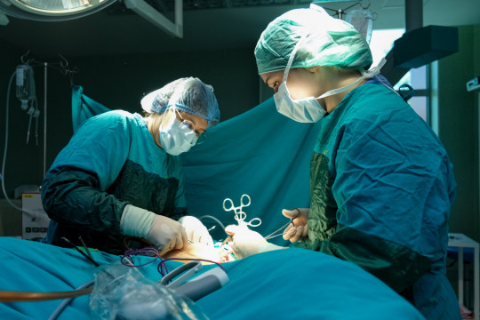 Tumoare gigantă de 50 de cm la o adolescentă, operată minim invaziv de echipa Medpark
