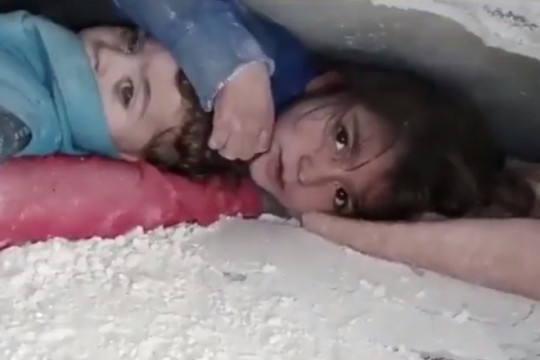 Momentul în care o familie siriană este scoasă dintre betoane. Fetița de 7 ani implora: „Scoateți-mă de aici, voi face orice pentru voi”