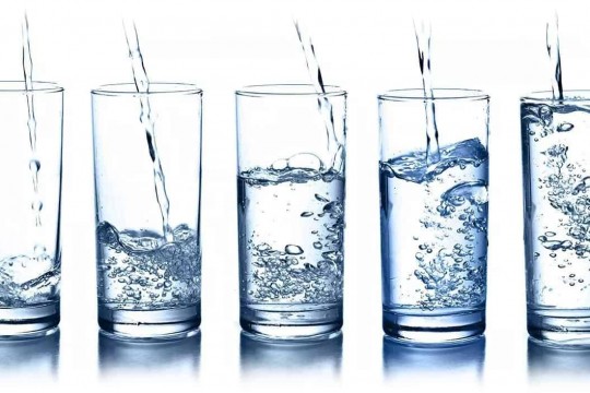 Câtă apă trebuie să bei zilnic ca să slăbeşti? Te înșeli dacă ai crezut că 2 litri!