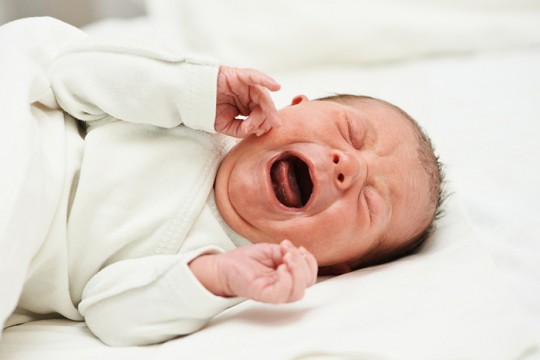 Cum îți dai seama dacă bebelușul are gaze sau colici