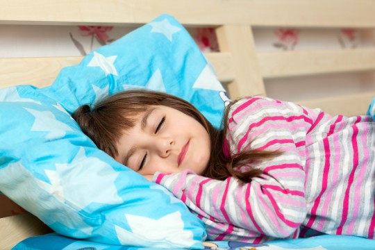 Cum acționăm în cazul în care copilul vorbește sau merge prin somn