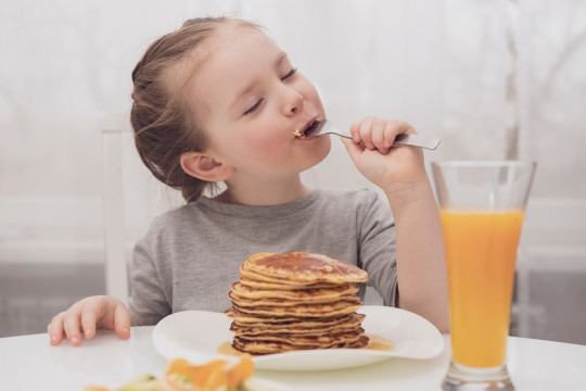 5 alimente pe care nu ar trebui să i le oferi niciodată copilului tău la mic dejun