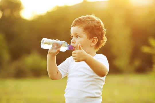 Cum menținem copilul hidratat, vara? Iată 7 sfaturi
