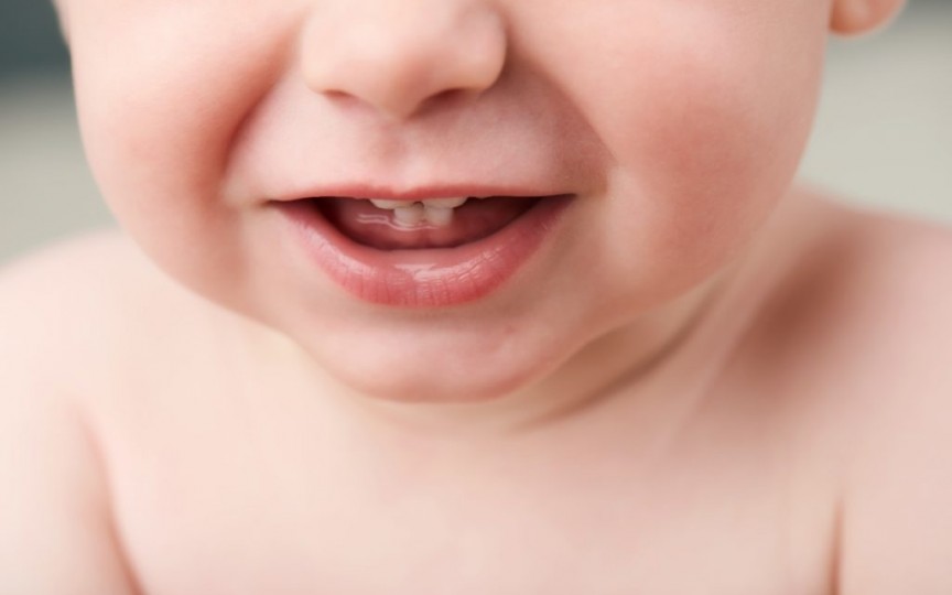 4 mituri despre gelurile care se folosesc când ies dinții