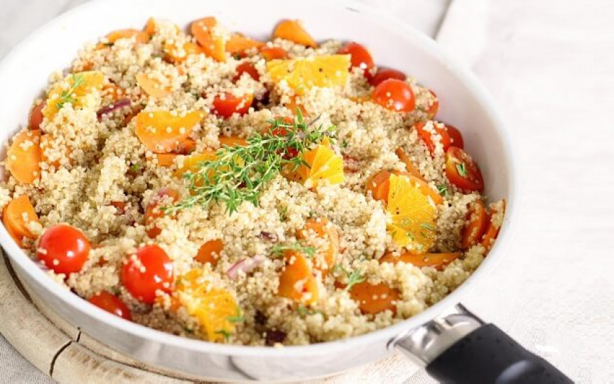 Salată caldă de quinoa