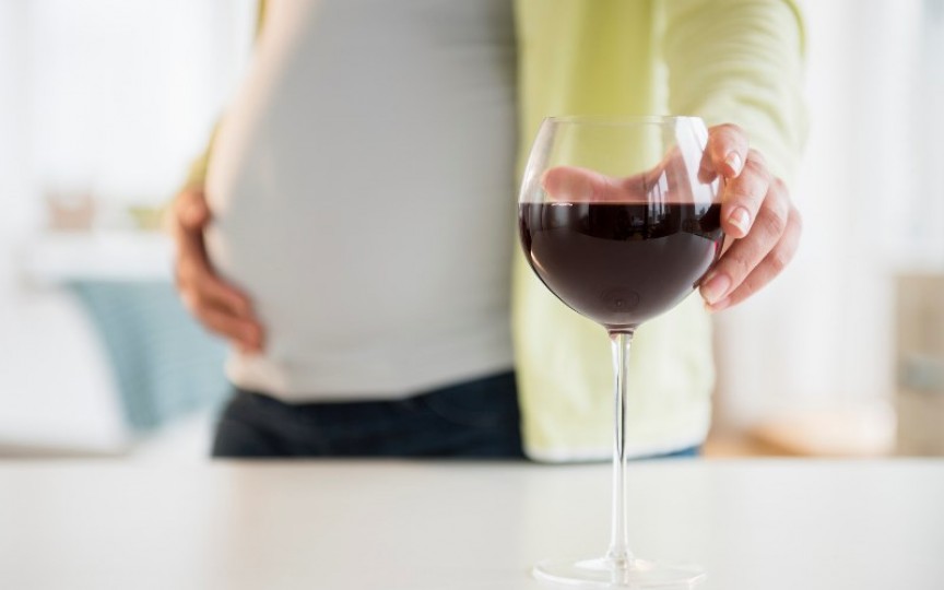 Un pahar de vin pe zi scade fertilitatea femeilor  