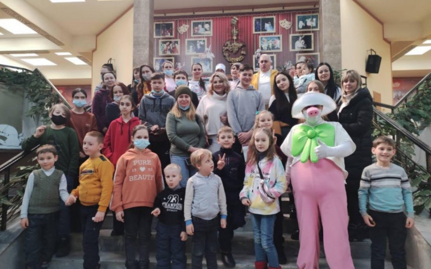 Copiii ucraineni cazați în căminul Universității de Stat din Moldova – în vizită la Teatrul Republican de Păpuși „Licurici”