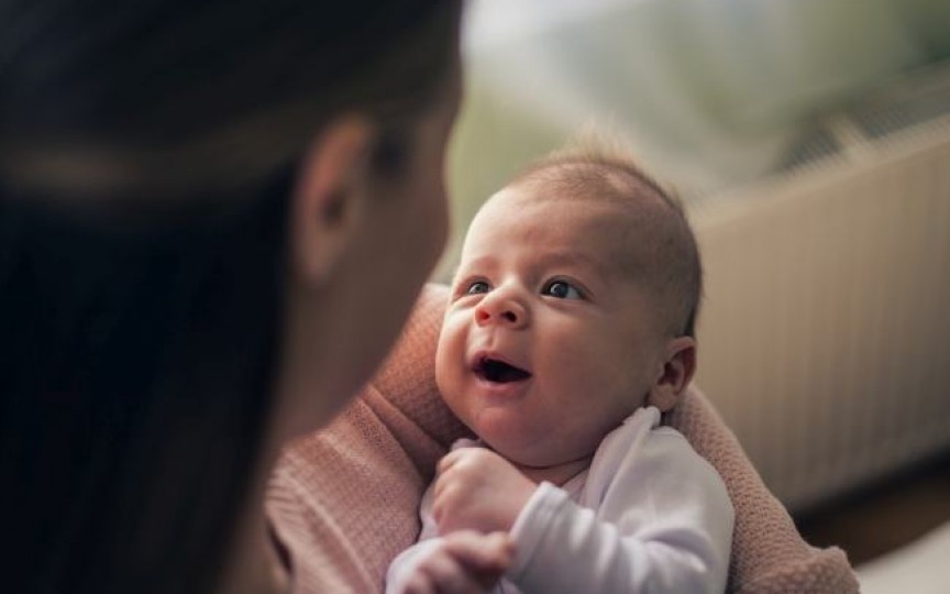 Medic oftalmopediatru: În prima săptămână de viață, bebelușii pot să perceapă obiectele numai în alb, negru sau gri