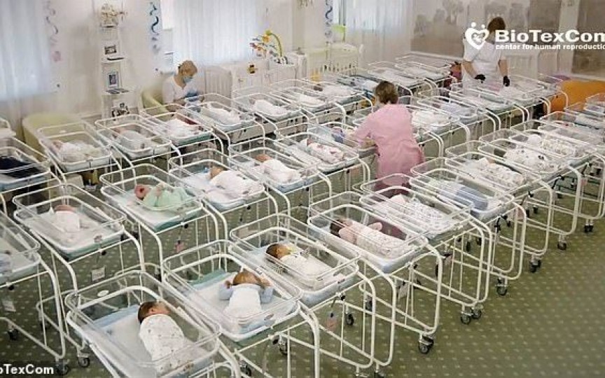 500 de bebeluși născuți de mame surogat au rămas blocați în Ucraina din cauza coronavirusului
