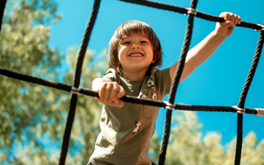 Joaca în siguranță: De ce părinții trebuie să-i lase pe cei mici să-și asume riscuri atunci când se joacă