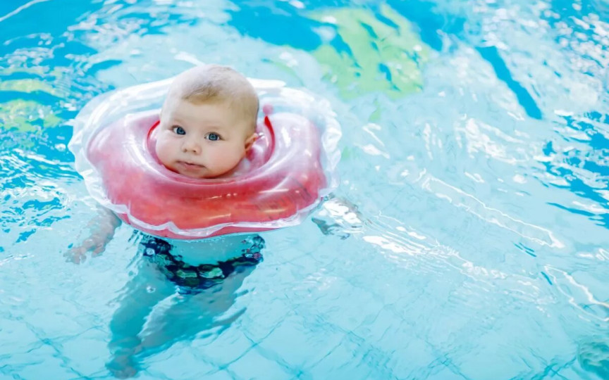 Este adevărat că piscinele publice sunt periculoase pentru bebeluși?