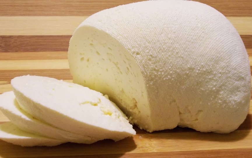 4 motive de ce este brânza de capră mai sănătoasă decât cea de vacă